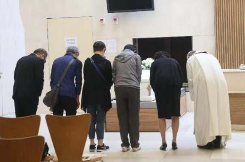 蓝洁瑛火化仪式仅5分钟，共6人现身，姐姐终于摘下墨镜拭泪