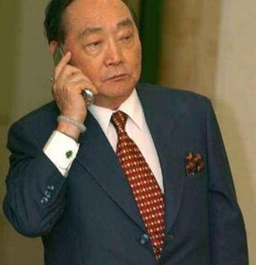 性感女星恋上70岁富商，遭其恐吓沦为餐厅服务员！
