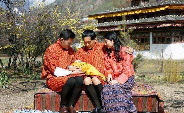 中国这个村庄实行“一妻多夫”，兄弟俩服侍一妻子，看完就明白了