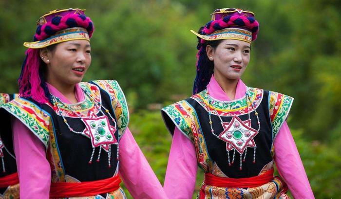 中国这个村庄实行“一妻多夫”，兄弟俩服侍一妻子，看完就明白了