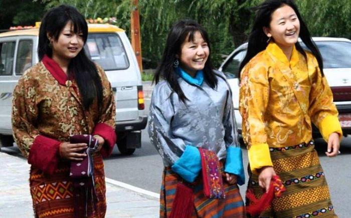 中国这个村庄实行“一妻多夫”，兄弟俩服侍一妻子，看完就明白了