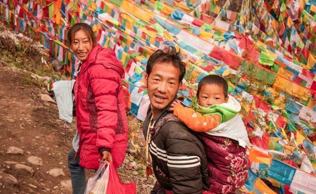 中国这个村庄实行“一妻多夫”，兄弟俩服侍一妻子，看完就明白了