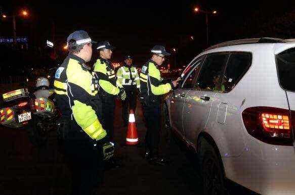 一男子酒驾遇查逃跑 竟闯进武警大院束手就擒 交警笑了：段子成真