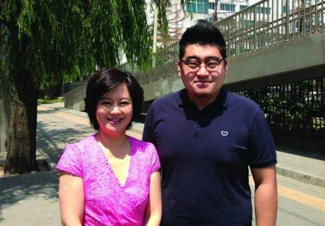 带儿子再婚！54岁鞠萍被嘲像农村大娘，与神秘二婚丈夫恩爱多年
