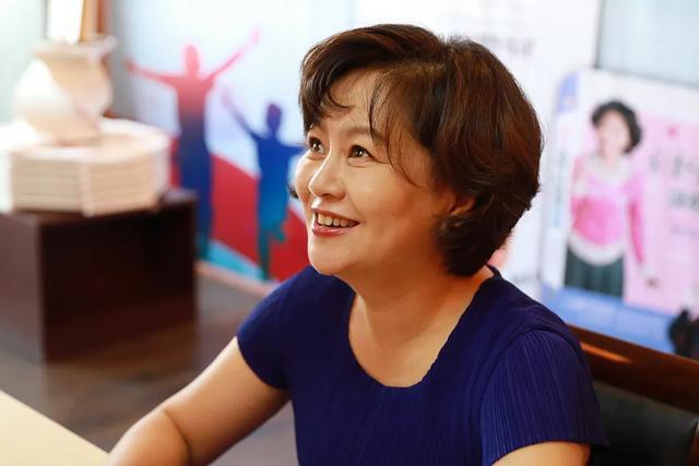 带儿子再婚！54岁鞠萍被嘲像农村大娘，与神秘二婚丈夫恩爱多年