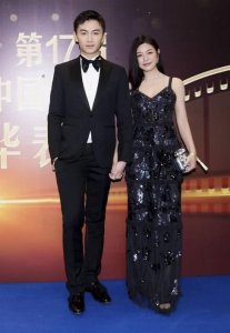 ​陈晓陈妍希罕见合体秀恩爱：偷看老婆被发现后，陈晓一脸憨笑