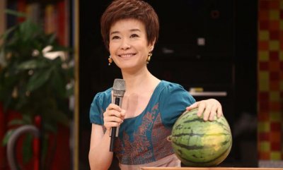 ​她是《正大综艺》的节目主持人，婚后退居幕后，今48岁尽显老态
