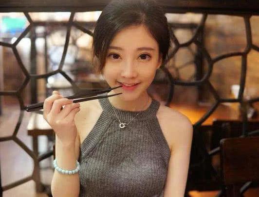 冯提莫为“杜蕾斯”拍写真，看到第三视角，网友：真的太娇小了！