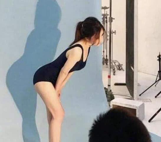 冯提莫为“杜蕾斯”拍写真，看到第三视角，网友：真的太娇小了！