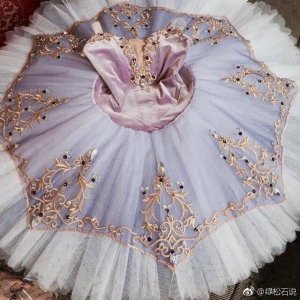 ​芭蕾舞裙（ballet costume），是芭蕾舞演出用服装