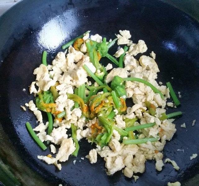 南瓜花炒蛋，黄色的花和绿色的梗搭配，成菜色彩丰富，很是养眼