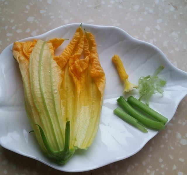 南瓜花炒蛋，黄色的花和绿色的梗搭配，成菜色彩丰富，很是养眼