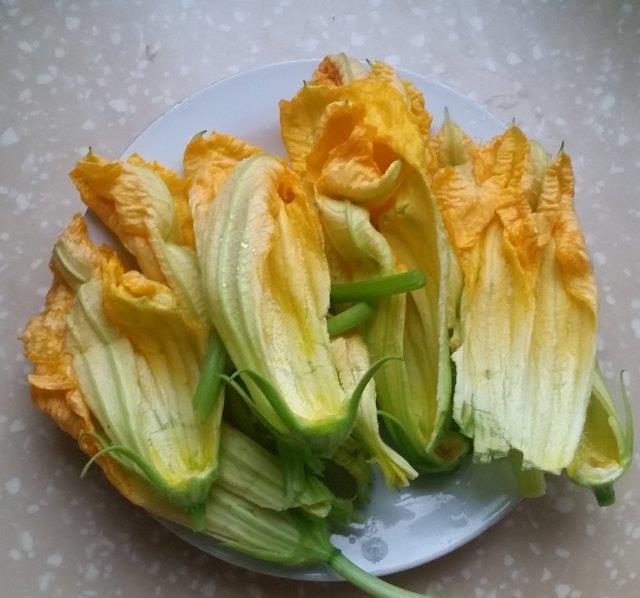 南瓜花炒蛋，黄色的花和绿色的梗搭配，成菜色彩丰富，很是养眼