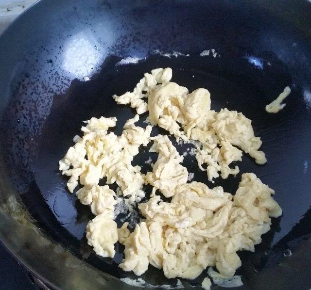 南瓜花炒蛋，黄色的花和绿色的梗搭配，成菜色彩丰富，很是养眼