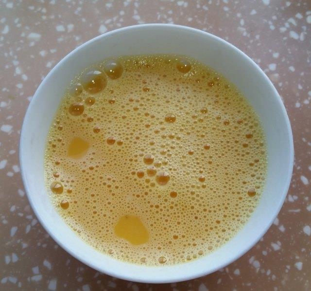 南瓜花炒蛋，黄色的花和绿色的梗搭配，成菜色彩丰富，很是养眼