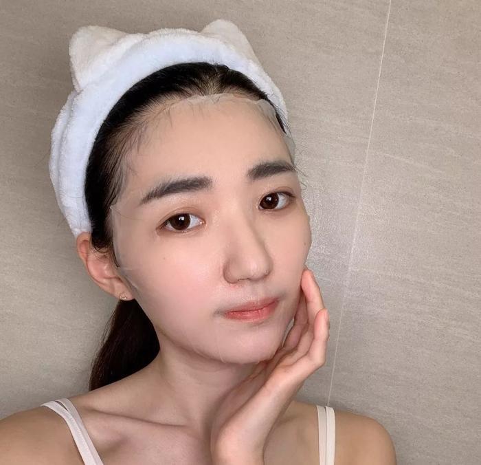 51岁「冻龄美妈」走红全球，亿万小鲜肉哭喊：我馋她身子了！