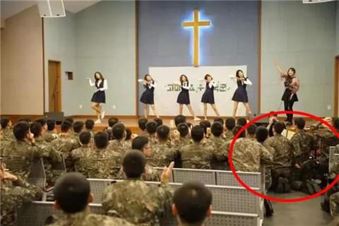 当性感女团遇到韩国士兵，少不了一场原始大狂欢14