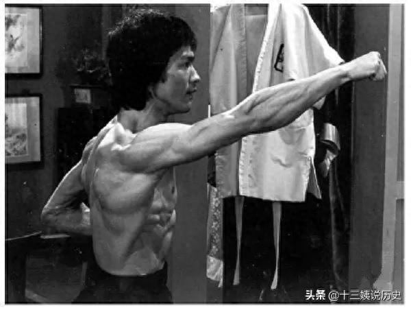 李小龙罕见训练照：一秒可打出9拳，背部肌肉圣诞树引起巨大轰动