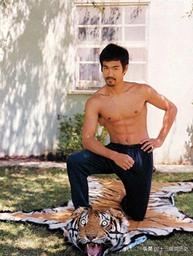 李小龙罕见训练照：一秒可打出9拳，背部肌肉圣诞树引起巨大轰动