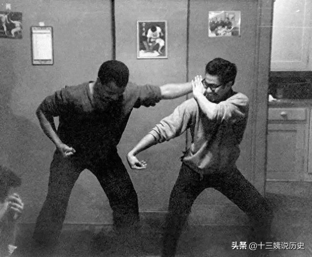 李小龙罕见训练照：一秒可打出9拳，背部肌肉圣诞树引起巨大轰动