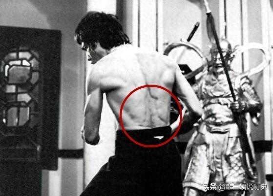 李小龙罕见训练照：一秒可打出9拳，背部肌肉圣诞树引起巨大轰动