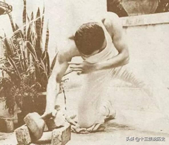 李小龙罕见训练照：一秒可打出9拳，背部肌肉圣诞树引起巨大轰动