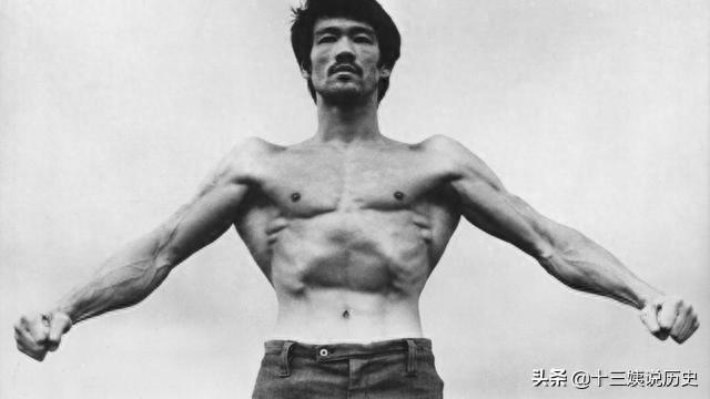 李小龙罕见训练照：一秒可打出9拳，背部肌肉圣诞树引起巨大轰动