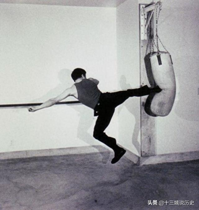 李小龙罕见训练照：一秒可打出9拳，背部肌肉圣诞树引起巨大轰动