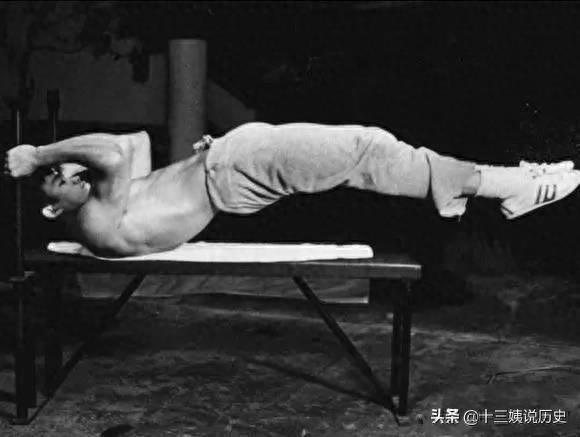 李小龙罕见训练照：一秒可打出9拳，背部肌肉圣诞树引起巨大轰动