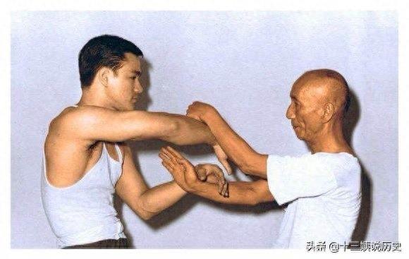 李小龙罕见训练照：一秒可打出9拳，背部肌肉圣诞树引起巨大轰动