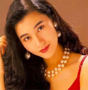 ​美丽港姐李嘉欣的绚烂情史：成为豪门女主人后，她的人生是否圆满？