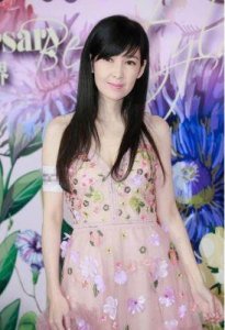 ​56岁的周慧敏：长腿细腰美艳无比！背后故事揭秘，无子女仍生活得如此自在？
