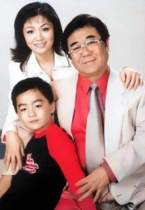 ​辣妹子宋祖英：和丈夫分居8年，39岁高龄生子，58岁身材好似少女