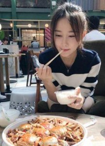 ​伊芙蕾雅：从英雄联盟解说到幸福人妻的华丽转身