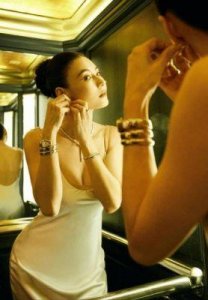 ​张柏芝一年后复出引发热议：手术、怀孕？网友看法各异
