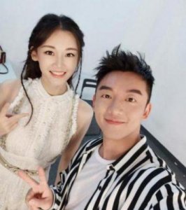 ​杨采钰与刘亦菲的干爹领证结婚，引发网友热议，两人被指上演“父女恋”