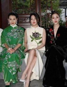 ​陈立农宋威龙邢昭林三位明星同框，身高相差仅3厘米，引发网友热议