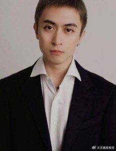 ​揭秘秦奋：富二代背后的神秘身份与炫富方式
