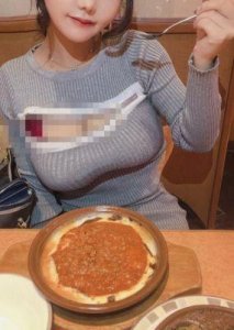 ​潘娇娇三亚暗黑写真：大胆造型引发热议