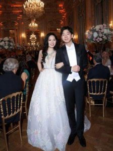 ​张壹娇华丽亮相巴黎名媛舞会，展现新一代女性自信与优雅