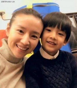 ​董洁坦言因儿子青春期感到迷失自我：一个母亲的心声