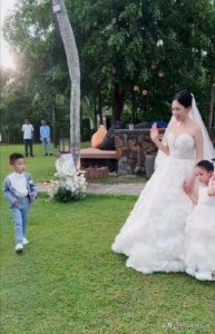 ​安以轩低调现身陈乔恩婚礼，笑容满面状态良好，4岁女儿疑担任婚礼花童