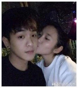 ​唐艺昕婚后甜蜜生活：时尚亮相与张若昀的爱情故事