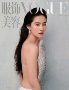 ​刘亦菲魅力巴黎亮相，背头暗黑风造型超A级，再次展现时尚女王风采！