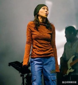 ​26岁窦靖童分享近照，素颜出境无明星架子，形象气质与天后母亲大相径庭