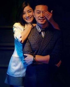 ​46岁沙溢妻子疑怀三胎，孕肚凸出明显，曾陷出轨风波