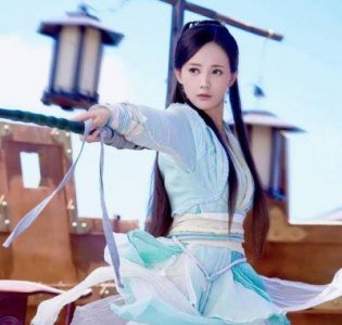 ​李一桐三年狂拍九部作品，没想到最火的还是黄蓉一角！