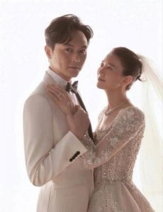 ​张智霖与妻子袁咏仪共度美好时光，剪发画面充满爱意