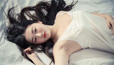 ​聪明的小三怎么让男人愧疚，男人心里惦记小三的表现