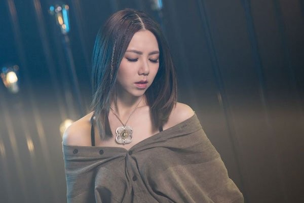 邓紫棋以前被那个的视频 黑料起底的很彻底